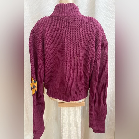 D. Exterior knit sweater with floral appliqué - Picture 4 of 7